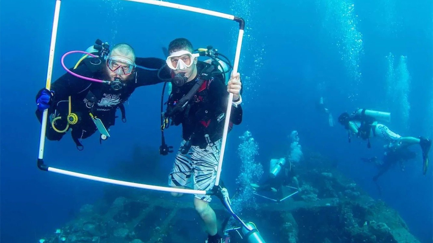 Barclays’ Jonathan Beever teaches scuba diving to veterans. 